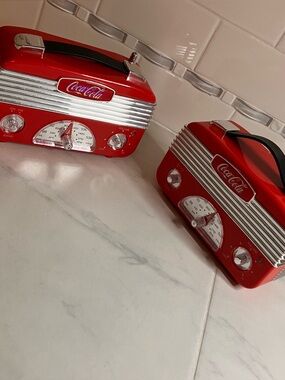 Coca-Cola Red Retro style Mini Radio Set (qty 2). Battery operated. Work great